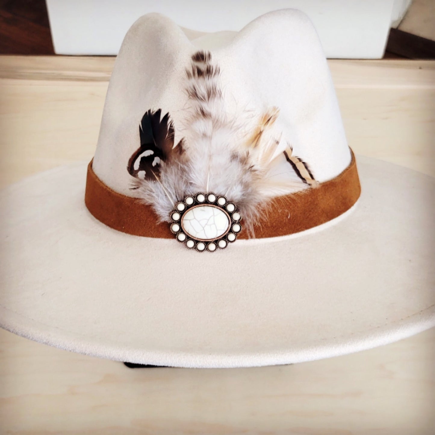 **Genuine Suede Leather Hat Band w/ Stone Pendant & Feathers 954u