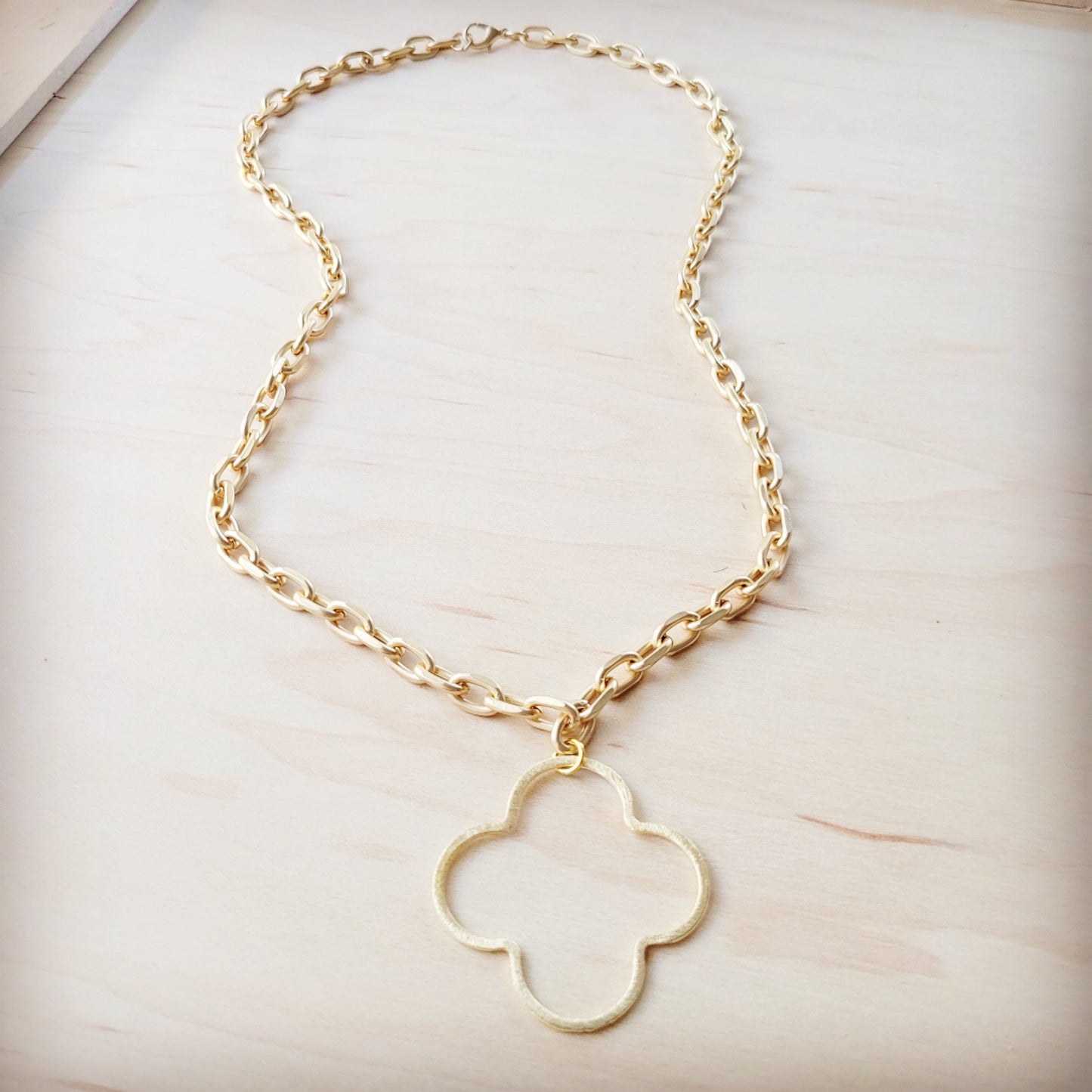 Matte Gold Quatrefoil Pendant Necklace 257lg
