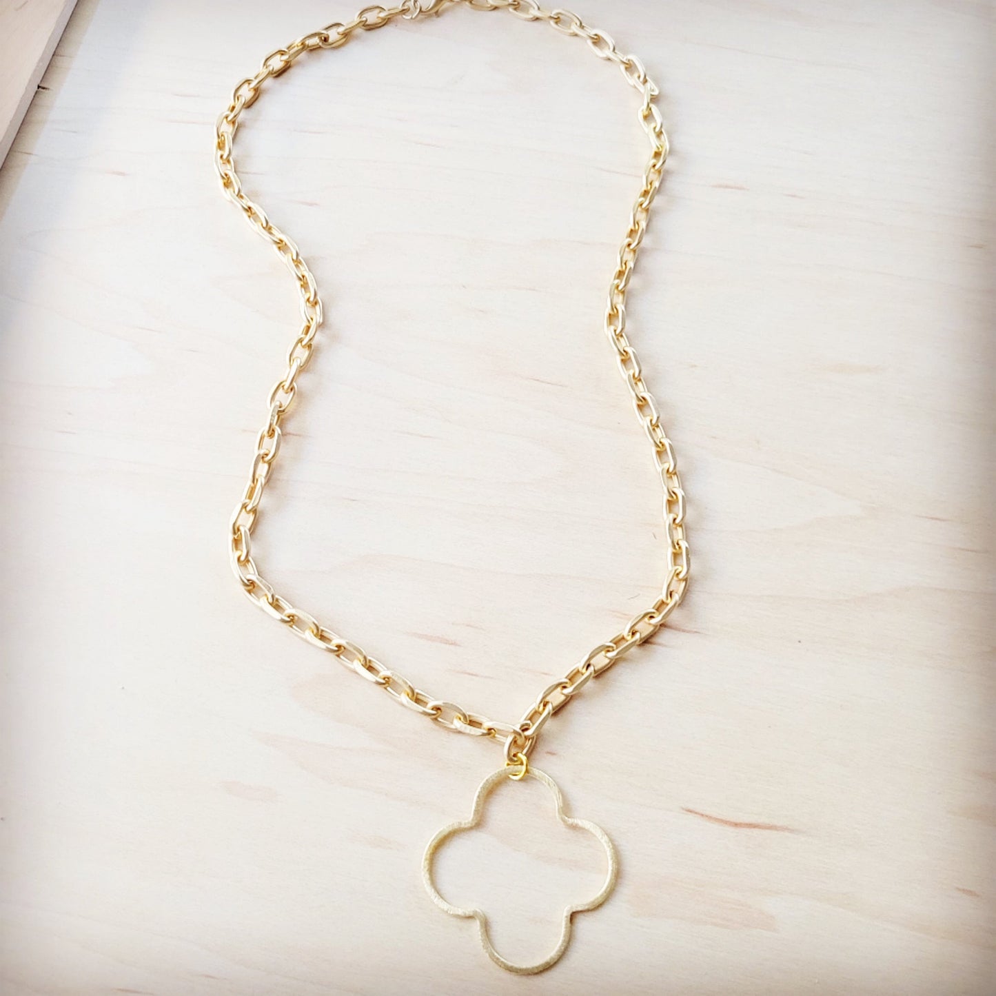 Matte Gold Quatrefoil Pendant Necklace 257lg