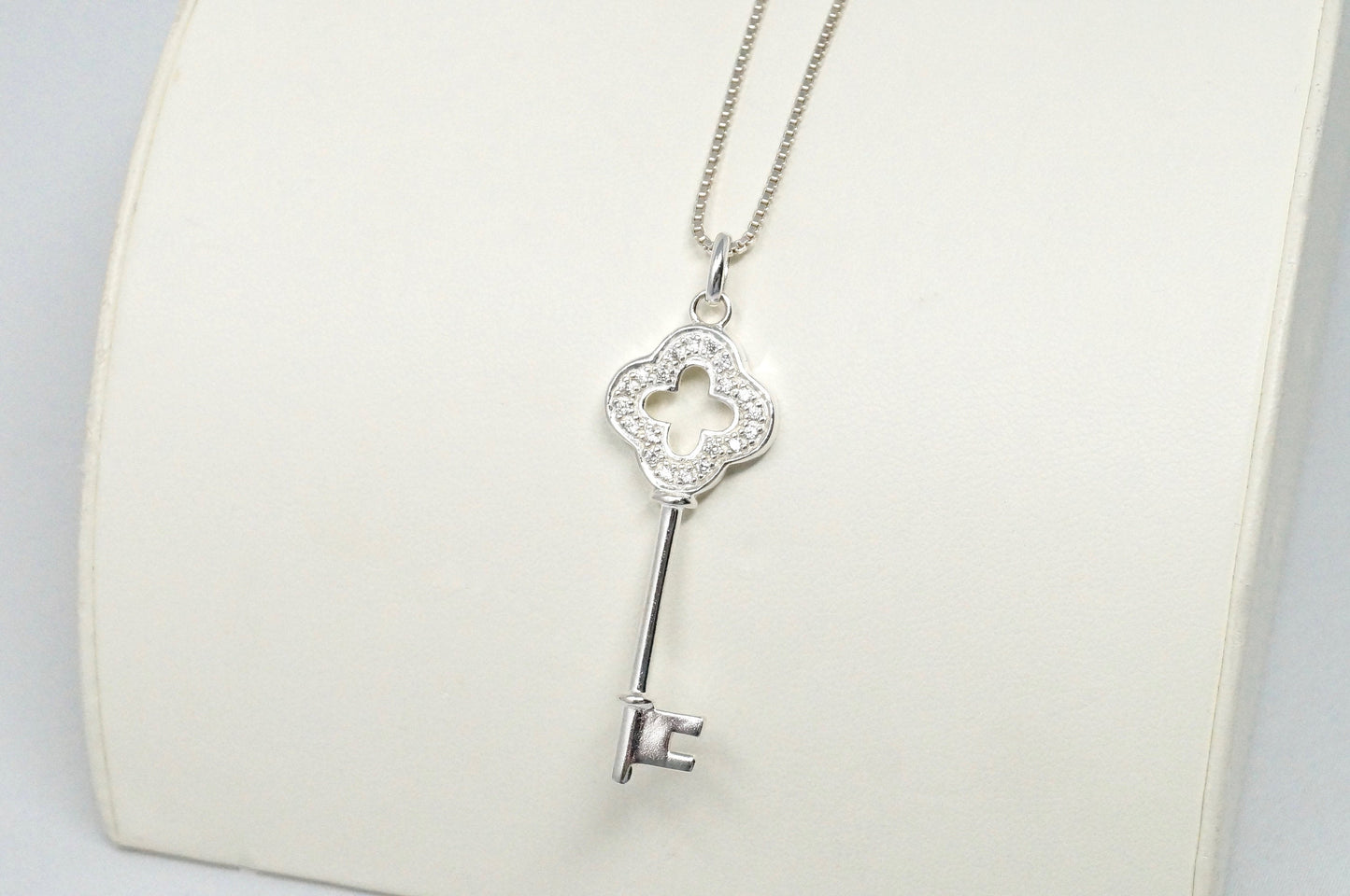 STUNNING Vintage Cz Accented Royal Key Sterling Silver Necklace 16" -