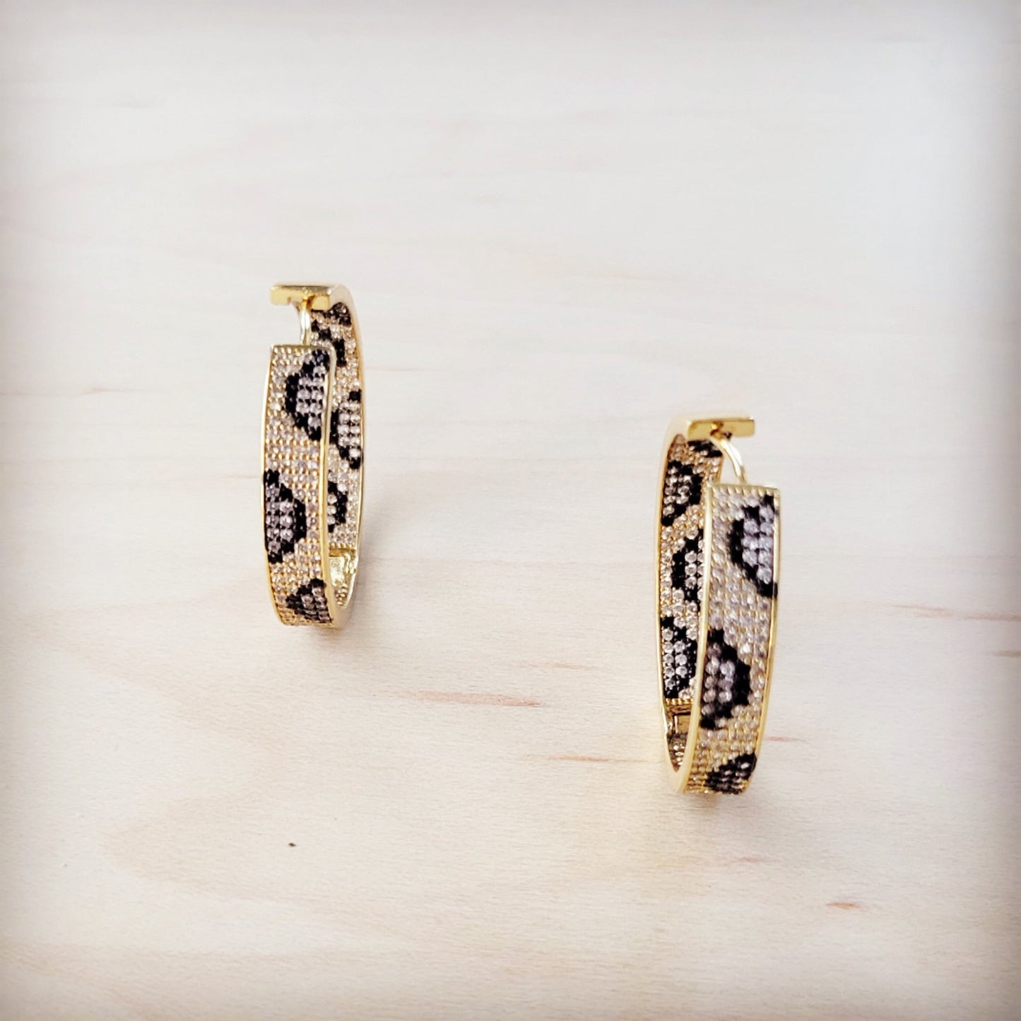 Chic Spotted Contour Gold Hoop Earrings 219cj