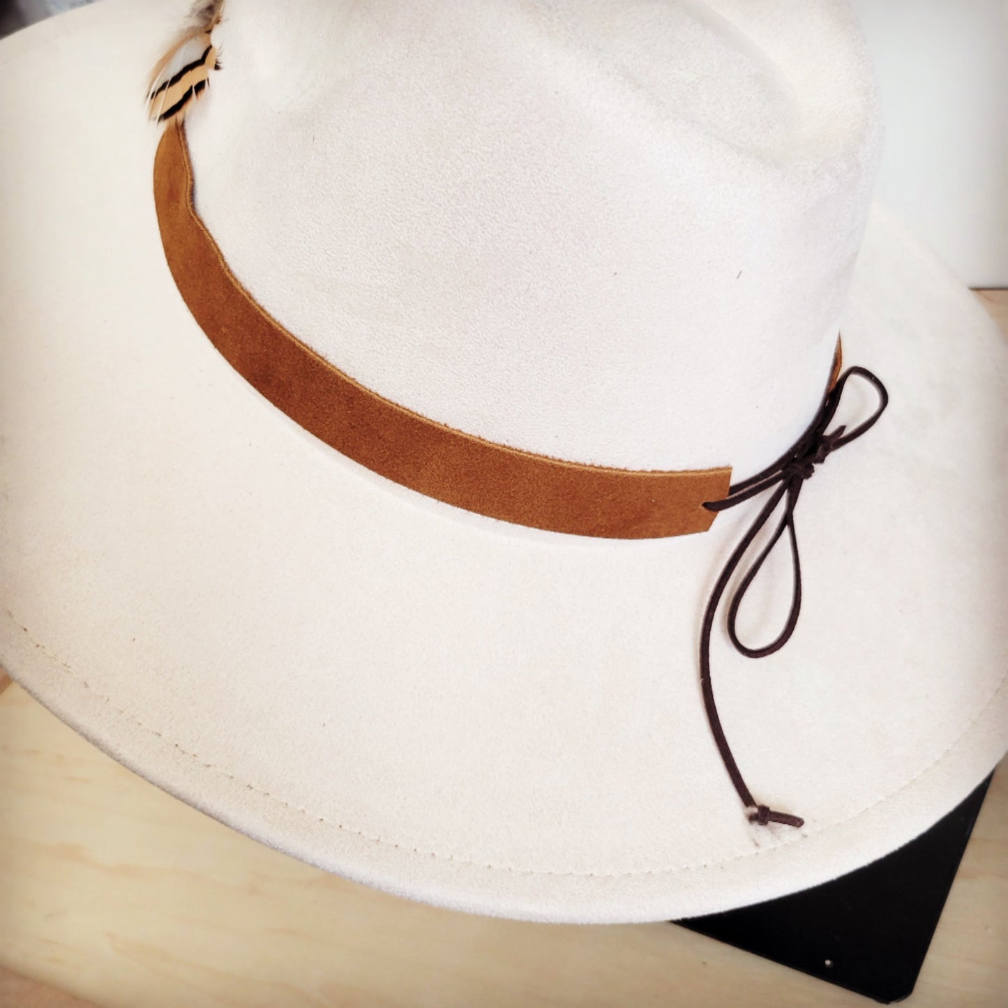 **Genuine Suede Leather Hat Band w/ Stone Pendant & Feathers 954u