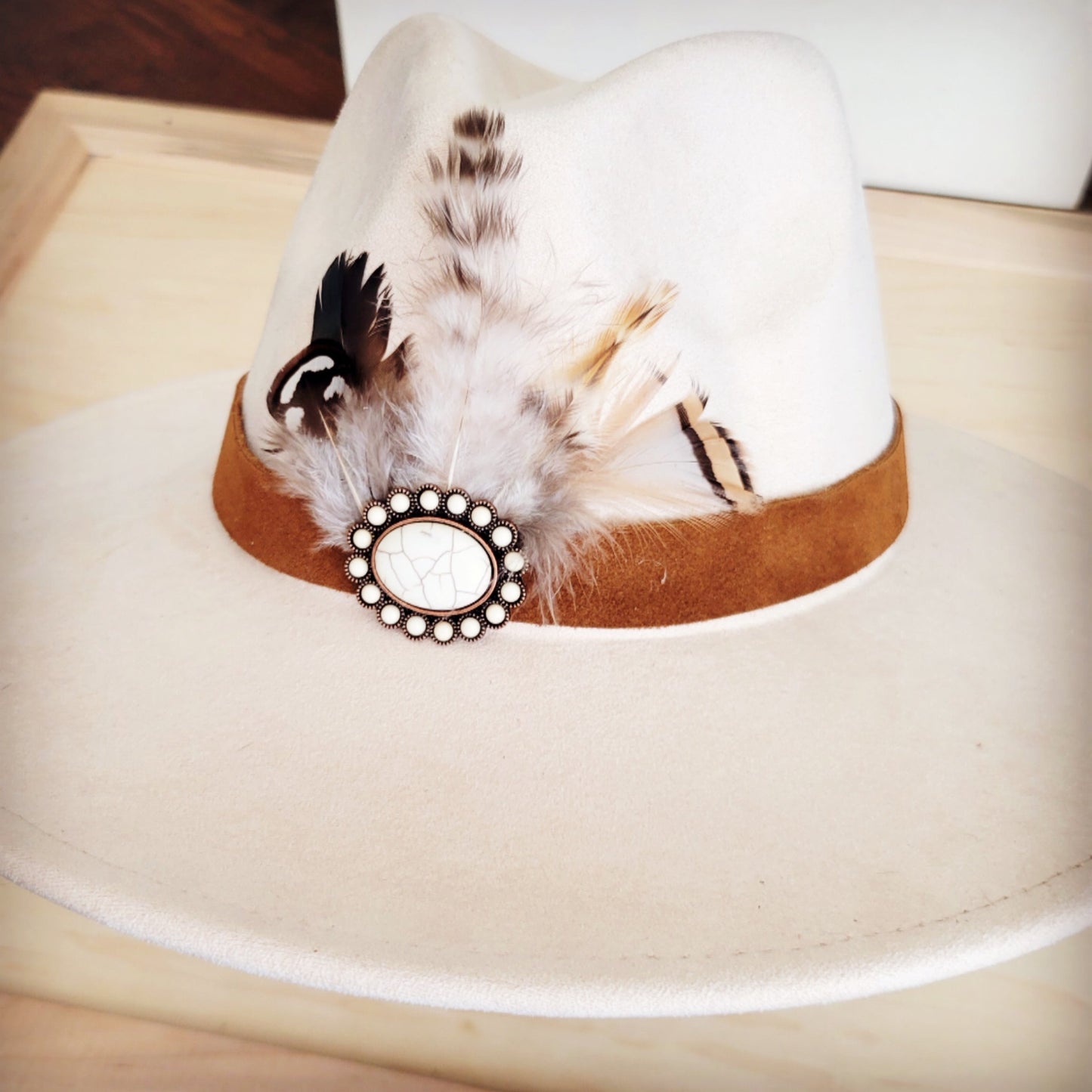 **Genuine Suede Leather Hat Band w/ Stone Pendant & Feathers 954u