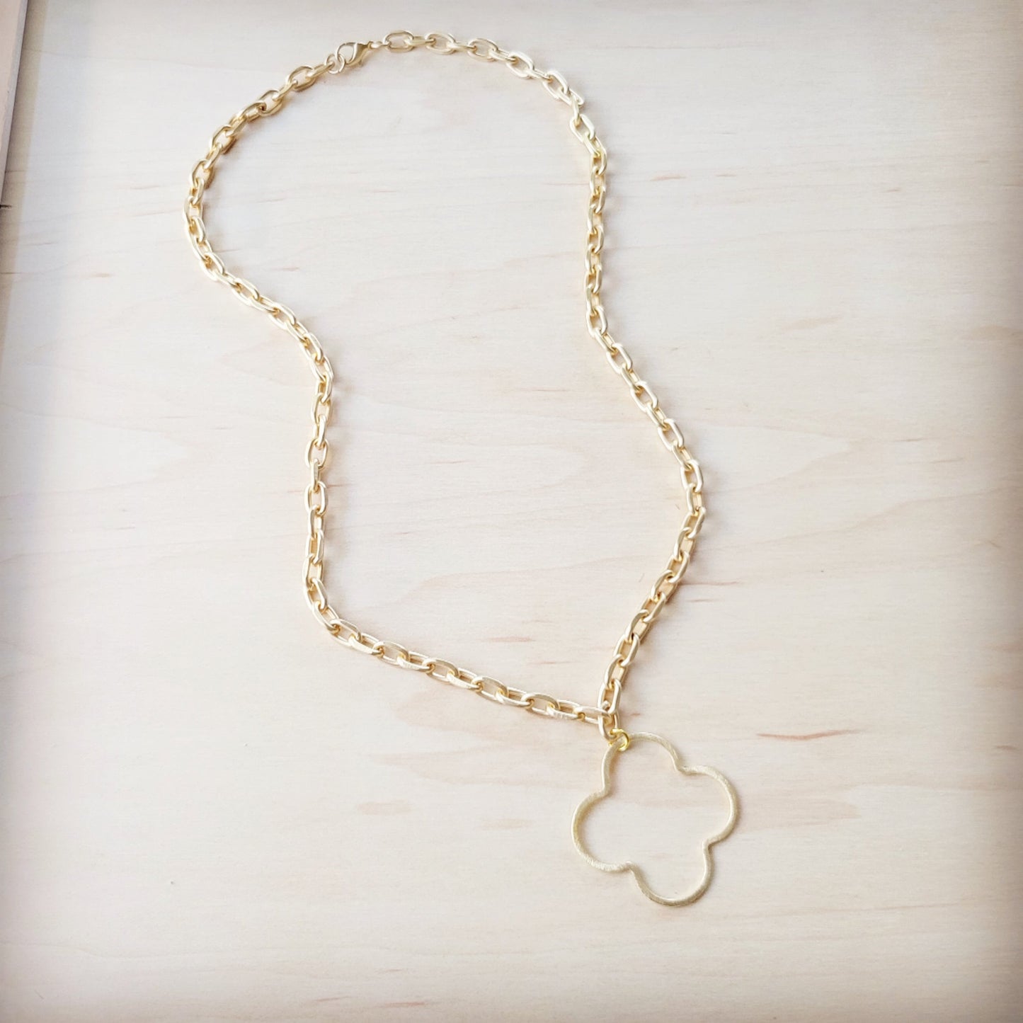 Matte Gold Quatrefoil Pendant Necklace 257lg