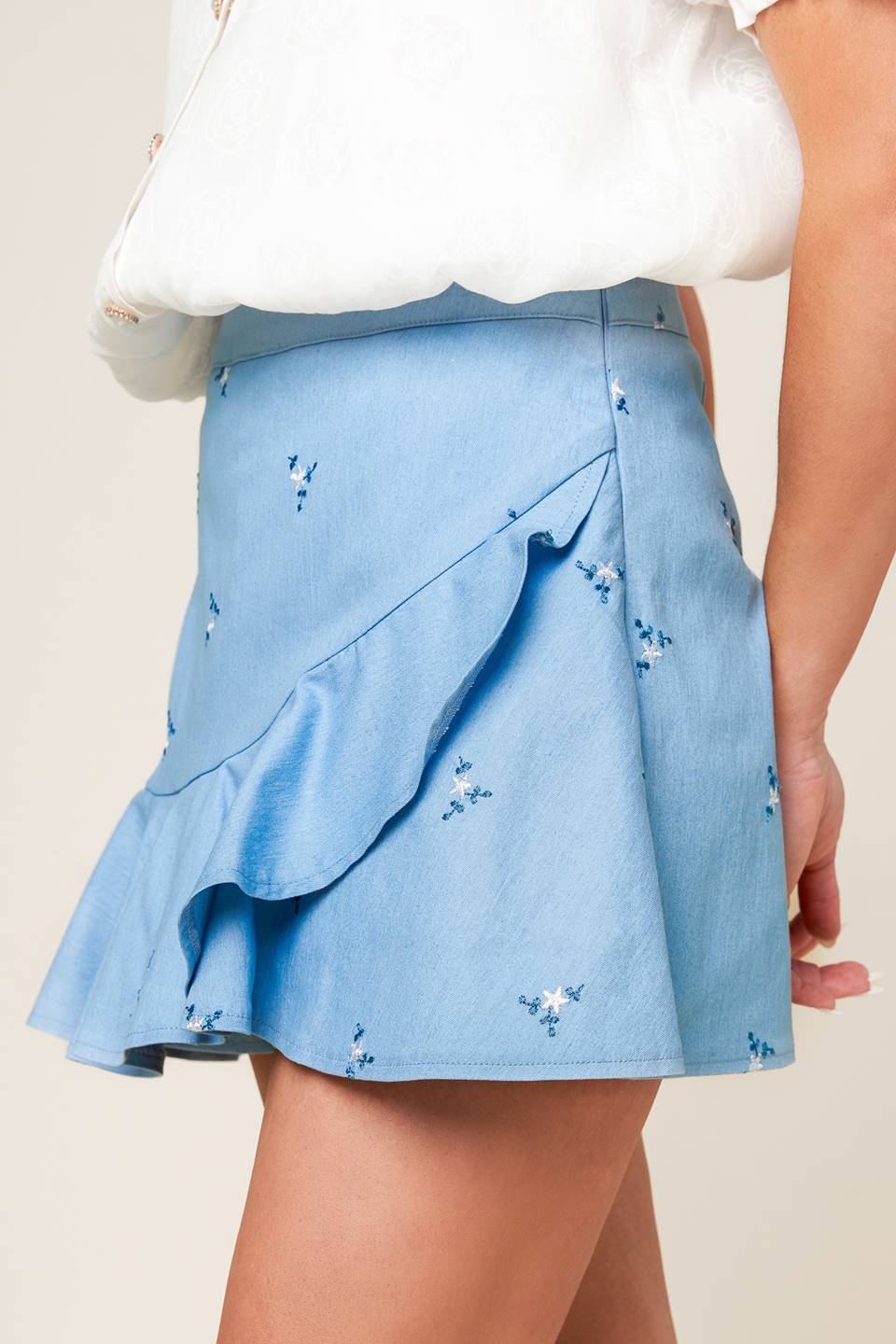 MOMENT OF CLARITY LIGHT INDIGO WOVEN SKORT