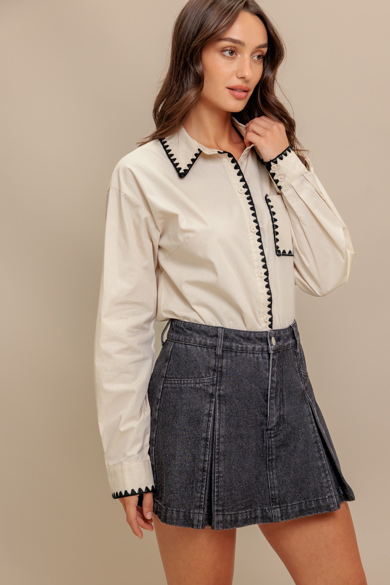 MONO EDGE WOVEN TOP
