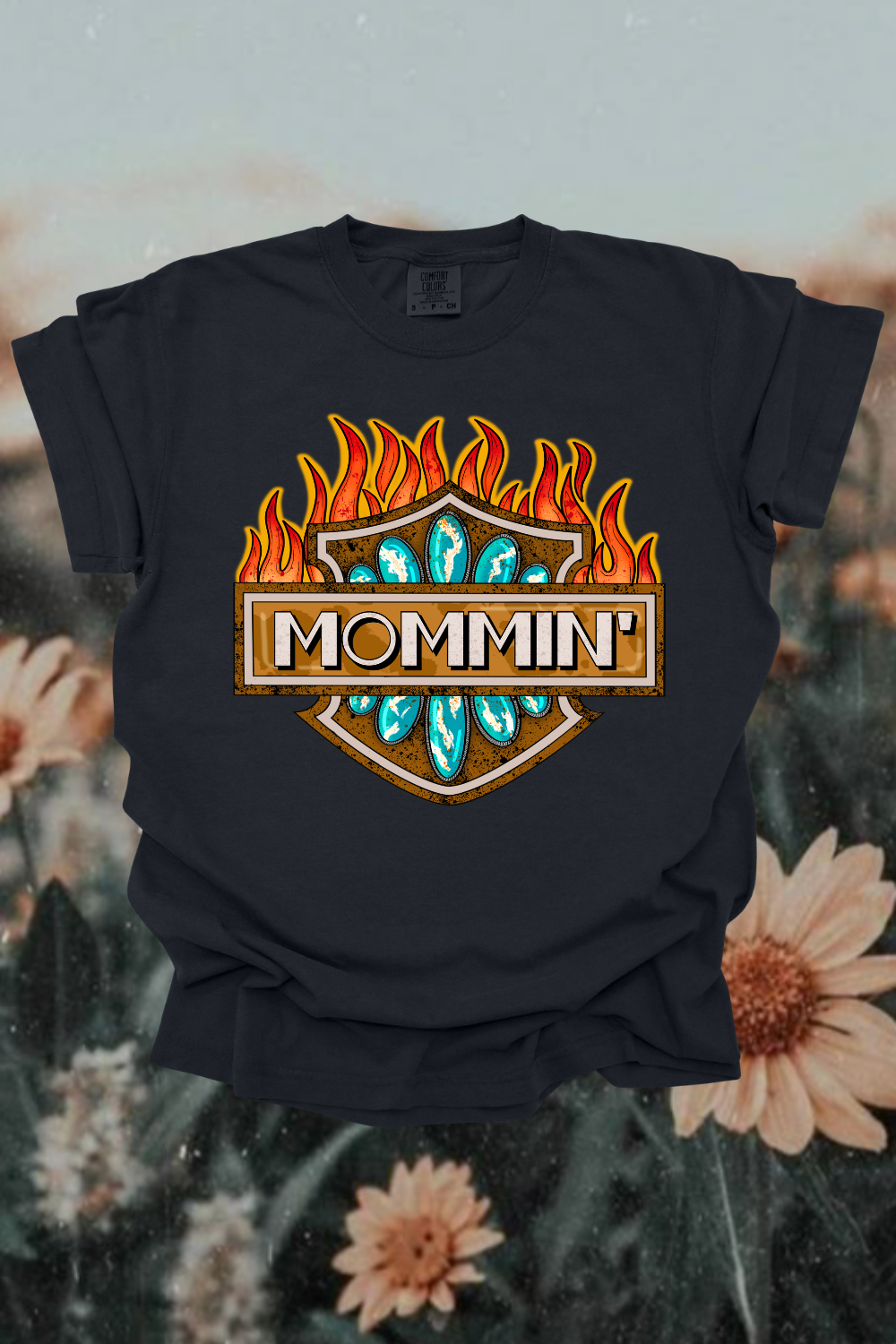 Mommin' Graphic Tee