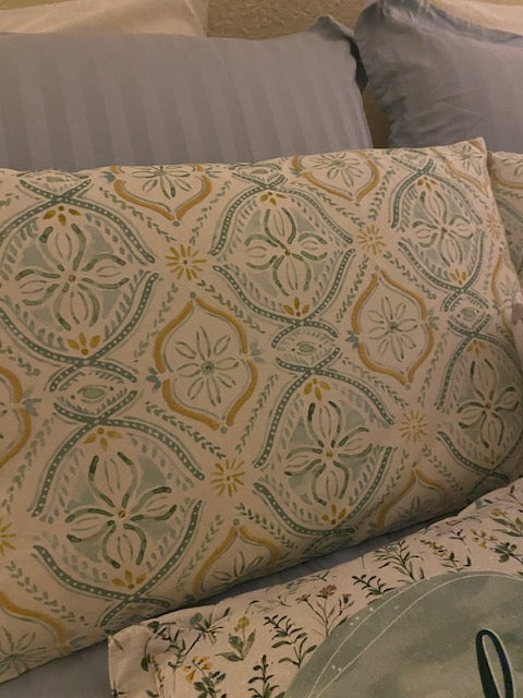 Vintage Damask Patterned Accent Pillow - Elegant Bohemian Throw Cushion
