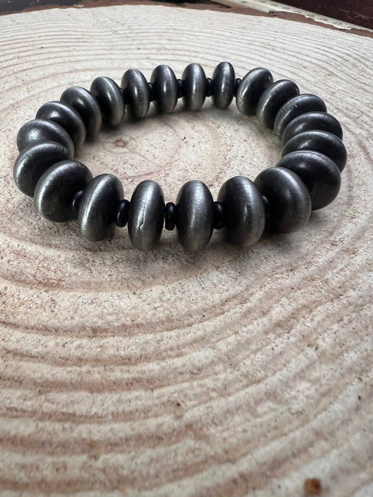 Western Faux Saucer Pearl Stretch Bracelet — with Black Stone Accents (6.5")