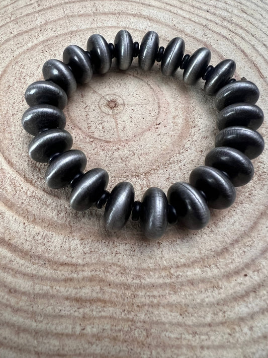 Western Faux Saucer Pearl Stretch Bracelet — with Black Stone Accents (6.5")